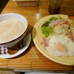 コモハウス - カフェオレとベーコンエッグ