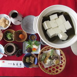 Hakusuien - 秋から大人気だった湯豆腐セット。￥１８００その場でコンロで焚けます。