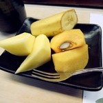 一鮨 - くだもの　他に、お新香、ミニサラダ、味噌汁が付きます。（ランチタイム）