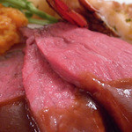 S.S.コロンビア・ダイニングルーム - ローストビーフとオマール海老のオーブン焼き
      　グリーンペッパーソースと白ワインバターソース