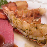 S.S.コロンビア・ダイニングルーム - ローストビーフとオマール海老のオーブン焼き
      　グリーンペッパーソースと白ワインバターソース