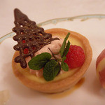 S.S.コロンビア・ダイニングルーム - カスタードプディングのタルト、ミックスベリーアイスクリーム添