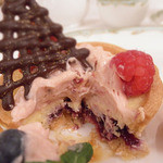 S.S.コロンビア・ダイニングルーム - カスタードプディングのタルト、ミックスベリーアイスクリーム添