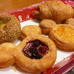 マンマ・ビスコッティーズ・ベーカリー - ベリーカスタードデニッシュ（320円）