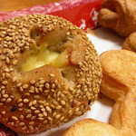 マンマ・ビスコッティーズ・ベーカリー - チーズ入りグレインブレッド（210円）。