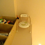 魚市場 小松 - 重力を無視した感じの子供用のイス