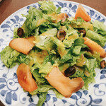 鎌倉パスタ - スモークサーモンとオリーブのサラダ