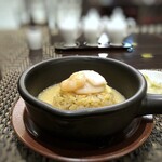 164505806 - ◆上海蟹の餡かけ炒飯・・上には「海老」「烏賊「薄くスライスした帆立」が盛られています。
