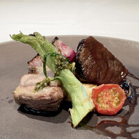 代官山ASO チェレステ 二子玉川店 - サドルバック豚肩ロース肉の炭火焼き グレモラータソース　牛頰肉の赤ワイン煮込み さやあかねのピュレ
                    サドルバック、かなり希少価値のある豚肉なのですね！
                    ふくどめ小牧場で生産される日本唯一の品種です。