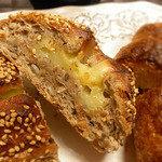 マンマ・ビスコッティーズ・ベーカリー - チーズ入りグレインブレッド