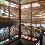 柏屋 大阪千里山 - １階のお部屋。テーブルの写り込みが瑠璃光院のよう