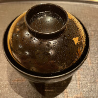 炭火割烹 庵 - 霧吹きをかけられたお椀の柄は　可愛らしい浜千鳥。