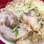 ラーメン二郎 - 豚ちゃんのお出ましだ！デカっ‼️