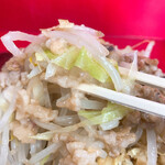 ラーメン二郎 - モヤシとキャベツの割合が良い！アブラと絡めて、ニンニクと生姜と絡めて、モシャモシャと食う！