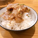 彩哲 - 白ご飯に黒豚オン