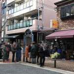 洋食の朝日 - 午前１０時の店先