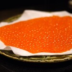 あじゅう田 - 出汁で洗って乾かしているイクラ