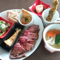 テーブル36 - 普段あまり食べない生ハムもメロンと一緒ならお代わり、マグロのセビーチ、白身魚のロースト、キッシュ、ローストビーフ、フムス、サーモンタルタルクレープ巻き、唐揚げカクテルディップ、デトックススープ