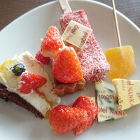 テーブル36 - ホワイトチョコレートとパッションフルーツのムースは酸味が強く私好みでおいしかった。ケーキポップシクルという棒付きのケーキもおいしかった