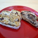 チェット ベイカリー - 左側がチェットベーカリーのシュトーレンで右側が某パン屋のシュトーレン