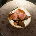 エクアトゥール - ペルドローのロースト　モリーユ茸とコニャックのクレーム