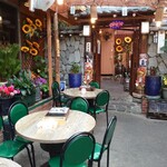 伝統韓国料理 松屋 - 門を潜るとゆったりとしたテラス席がある。
