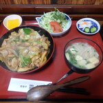 Teishokuya Yuuka - 親子丼￥1,078（ミニサラダ、みそ汁、漬け物、デザート付き）
