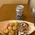 缶ビールとたこ焼き