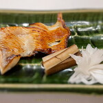 日本ばし さく間 - 焼き魚 醤油ダレをささっと塗って炭焼き ふっくらウマ