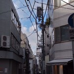 ラーメン二郎 - 青空が顔を出す