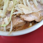 ラーメン二郎 - 上澄みは醤油色