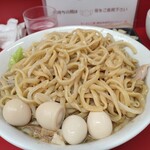 ラーメン二郎 - 先にうずらと麺を頂きます