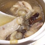 广州白云机场铂尔曼大酒店 - 【怡園】鶏、竜眼、甘草などが入った漢方風のスープ
