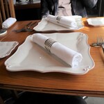 ル レストラン - 可愛らしい店内、4人掛け二つ&カウンター