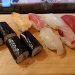 ひしの寿司 - 握り寿司のアップ
            赤身、アオリイカ、金目鯛、海老、縞鯵、ヒラメの昆布締め、鉄火