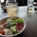 Legato - 2021/12 Bセット（サラダ＋ドリンク）250円（税込み）のジンジャーエール（甘口）とサラダ
