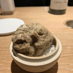 マンサルヴァ - ドドーン！！この日届いたばかりのアルバ産白トリュフ。大きさに負けない迫力の香り。