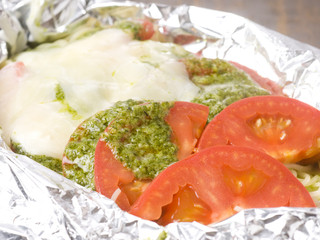 Koutomoro- - トマトとチーズのバジルソースホイル焼き