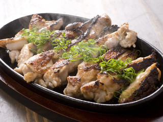 Koutomoro- - やわらかく、ジューシーな鶏肉です『塩麹鳥モモの鉄板焼き』
