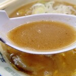 天鳳 - 茶濁の醤油スープ。旭川「特一番」からの系譜でも旭川ラーメン（醤油）とはチト違う風味。豚骨が強めかなぁ。