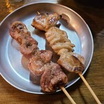焼とん 高田屋 - 左からハラミ、テッポー