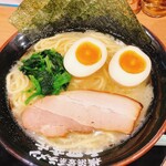横浜家系ラーメン 丸岡商店 - 味玉醤油ラーメン
麺硬め味普通油多め