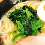 横浜家系ラーメン 丸岡商店 - 味玉醤油ラーメンほうれん草