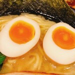 横浜家系ラーメン 丸岡商店 - 味玉醤油ラーメン味玉