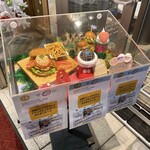 Mrs.hamburger - 入り口のサンプルケース