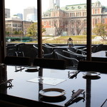 OUI - 窓側のお席は人気に付きお早目のご予約をオススメしております。