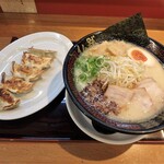 Bucchoumen - ばり豚麺￥825＆餃子一皿￥180