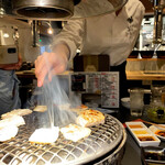 焼肉ホルモン 風土. - カリトロホルモンは北うしのスタッフが焼いてサーブしてくれた