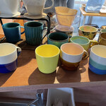 蕪珈琲 - 色々な、色と形のマグカップから好きなのを選ばせてくれる。