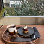 Kabura coffee - 着。コーヒーはグアテマラ550円。林檎タルトは400円です。お庭の向こうには「鎌倉　まめや」さん。